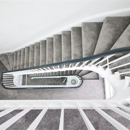 Margaret'S Quattro By Fortuna Property Apartment Cheltenham Exterior photo