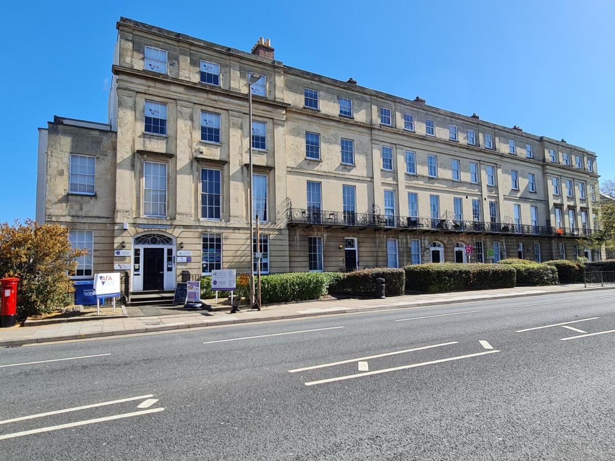 Margaret'S Quattro By Fortuna Property Apartment Cheltenham Exterior photo