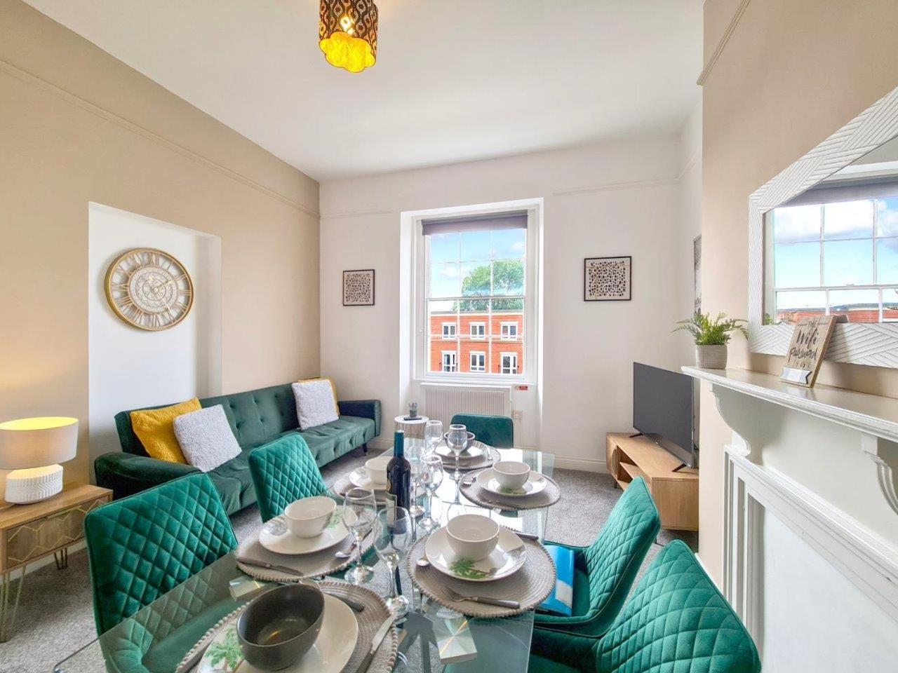 Margaret'S Quattro By Fortuna Property Apartment Cheltenham Exterior photo