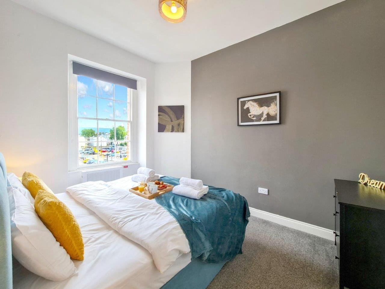Margaret'S Quattro By Fortuna Property Apartment Cheltenham Exterior photo
