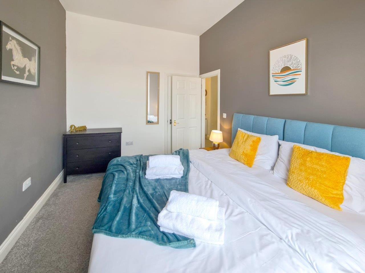 Margaret'S Quattro By Fortuna Property Apartment Cheltenham Exterior photo